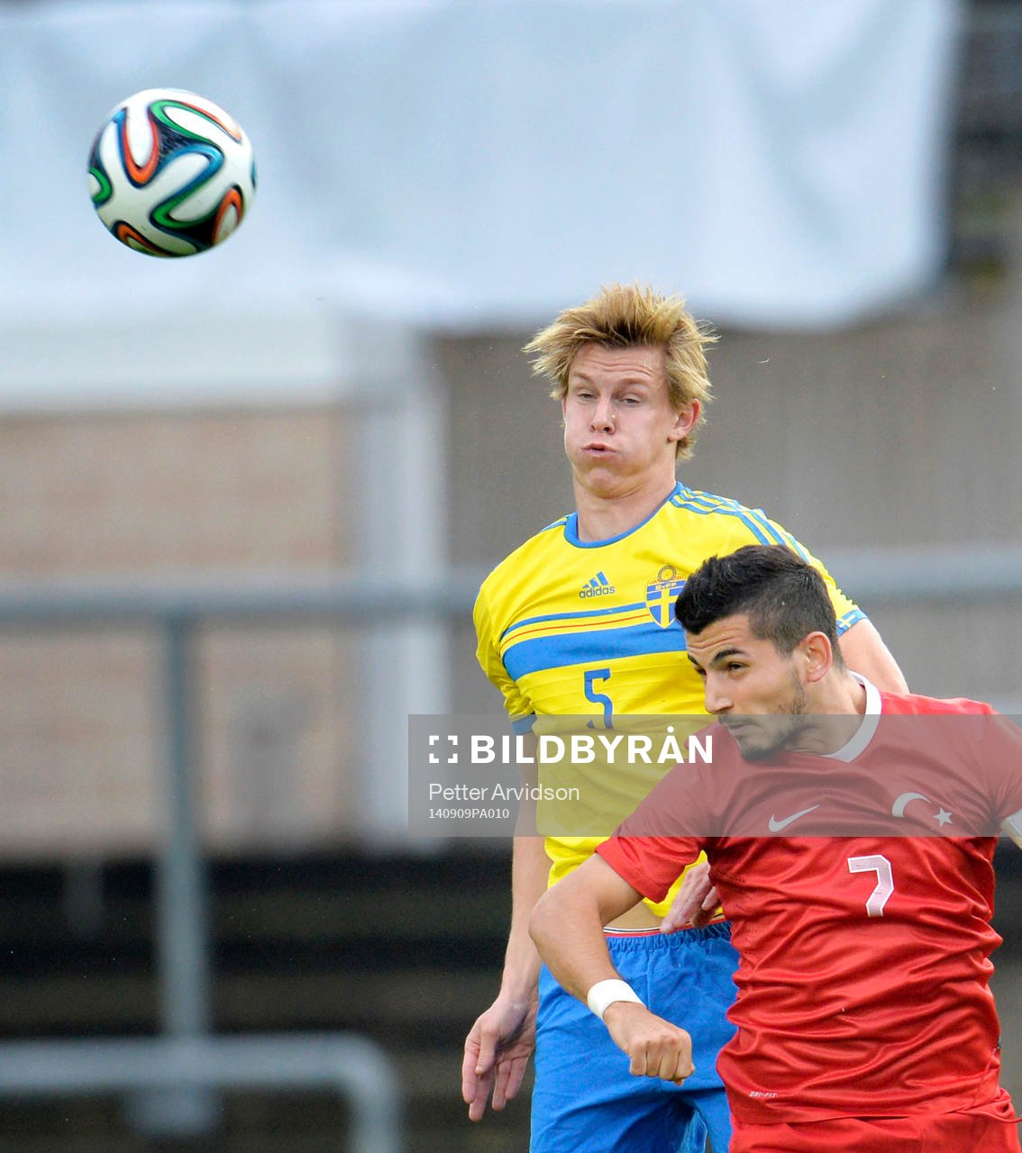 Sveriges Emil Krafth och Turkiets Emrah Bassan