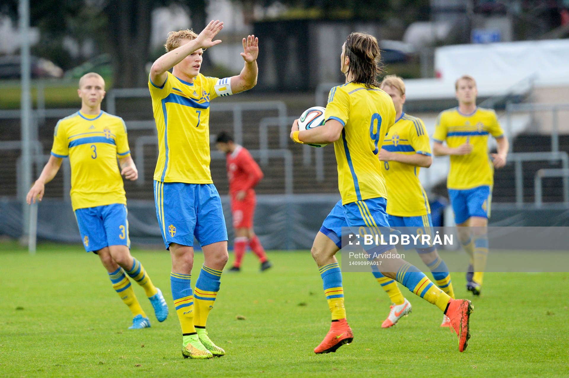 Sveriges Oscar Hiljemark jublar med Kristoffer Olsson som