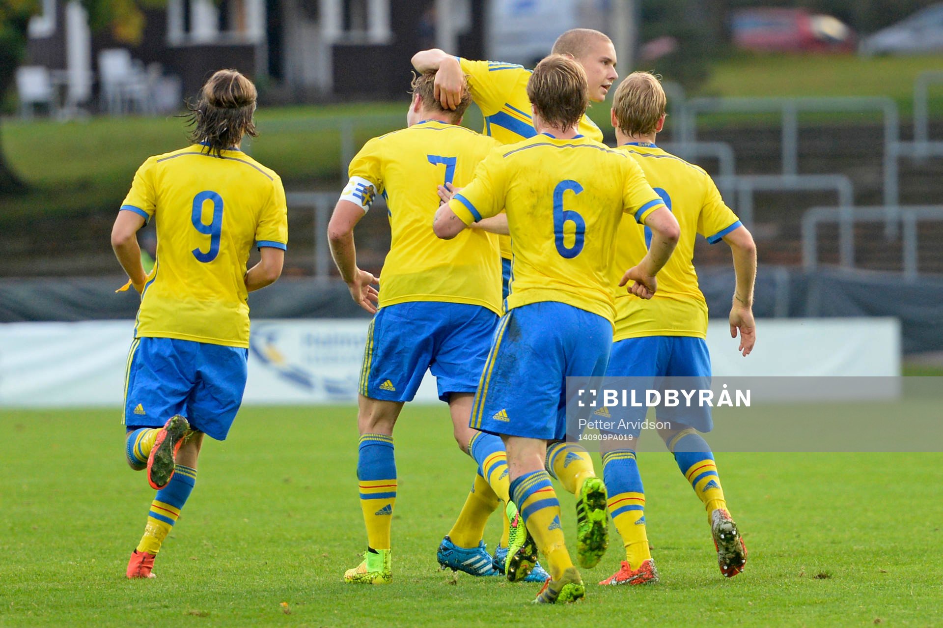 Sveriges spelare jublar efter Kristoffer Olsson gjort 1-1 under fotbollsmatchen i kvalet till EM för U21 mellan Sverige och Turkiet den 9 september 2014 i Halmstad.