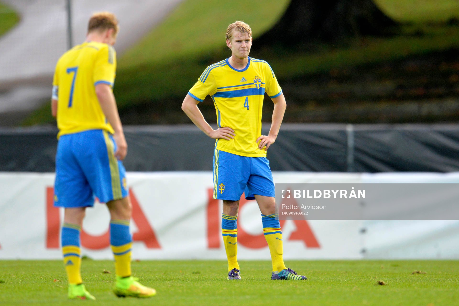 Sveriges Filip Helander (th) deppar