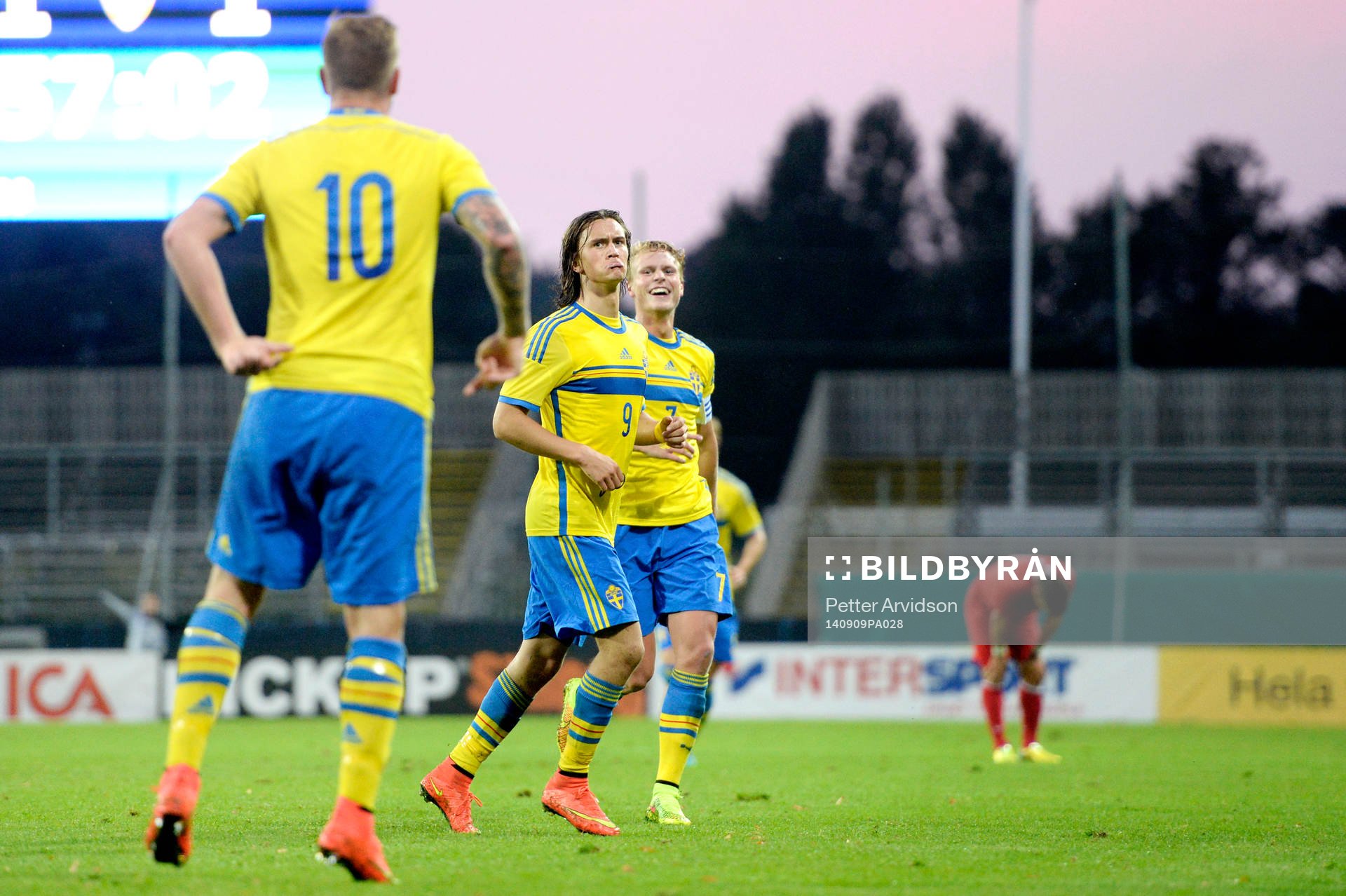 Sveriges Kristoffer Olsson firar han gjort 2-1 mot John