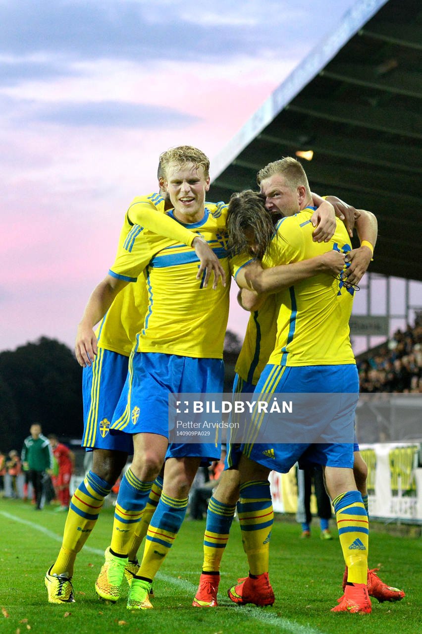 Sveriges Oscar Hiljemark och John Guidetti kramar om