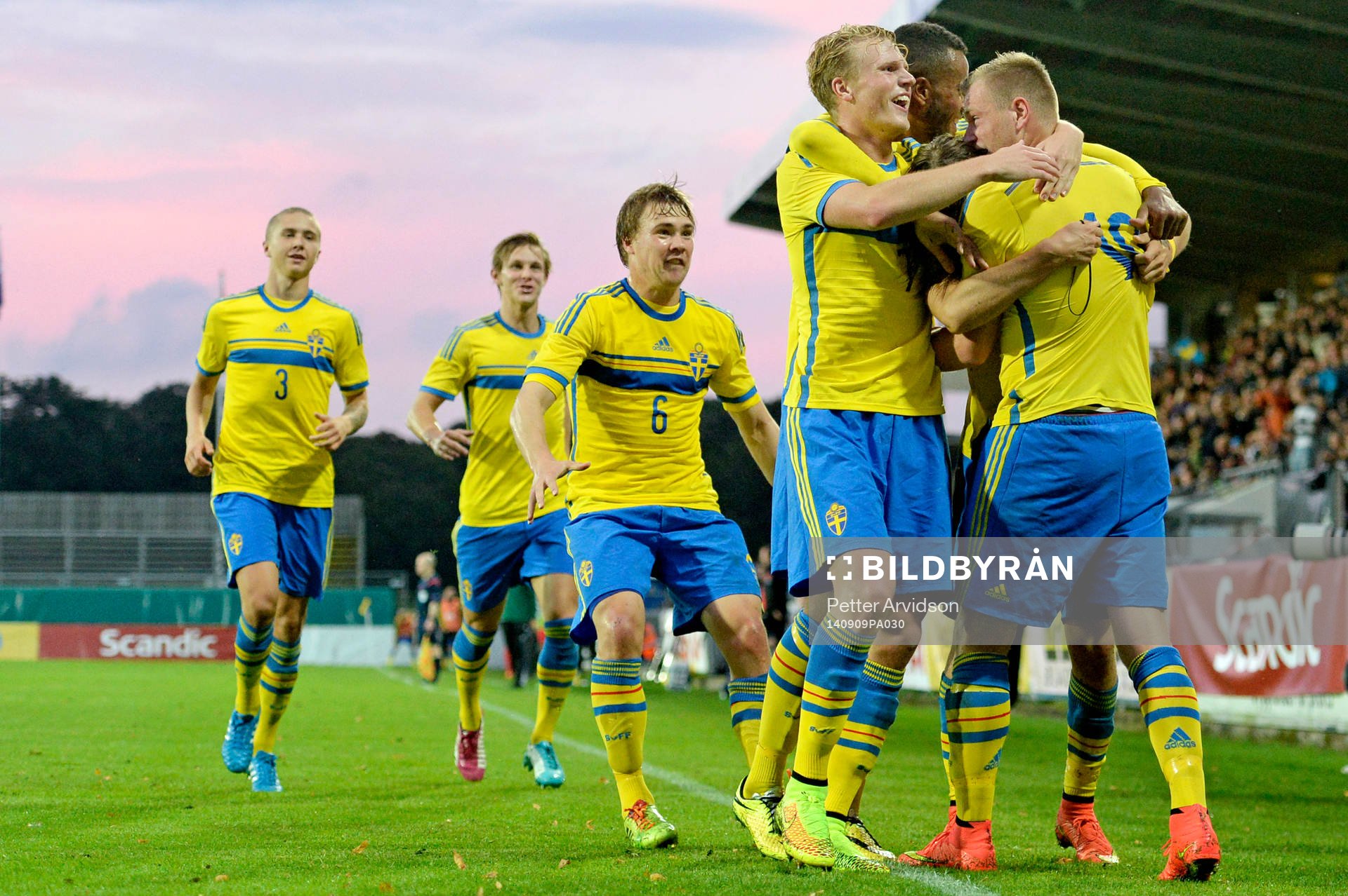 Sveriges Oscar Hiljemark och John Guidetti kramar om