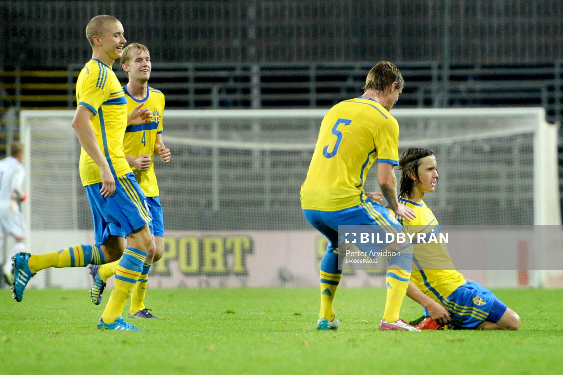Sveriges Kristoffer Olsson (th) jublar