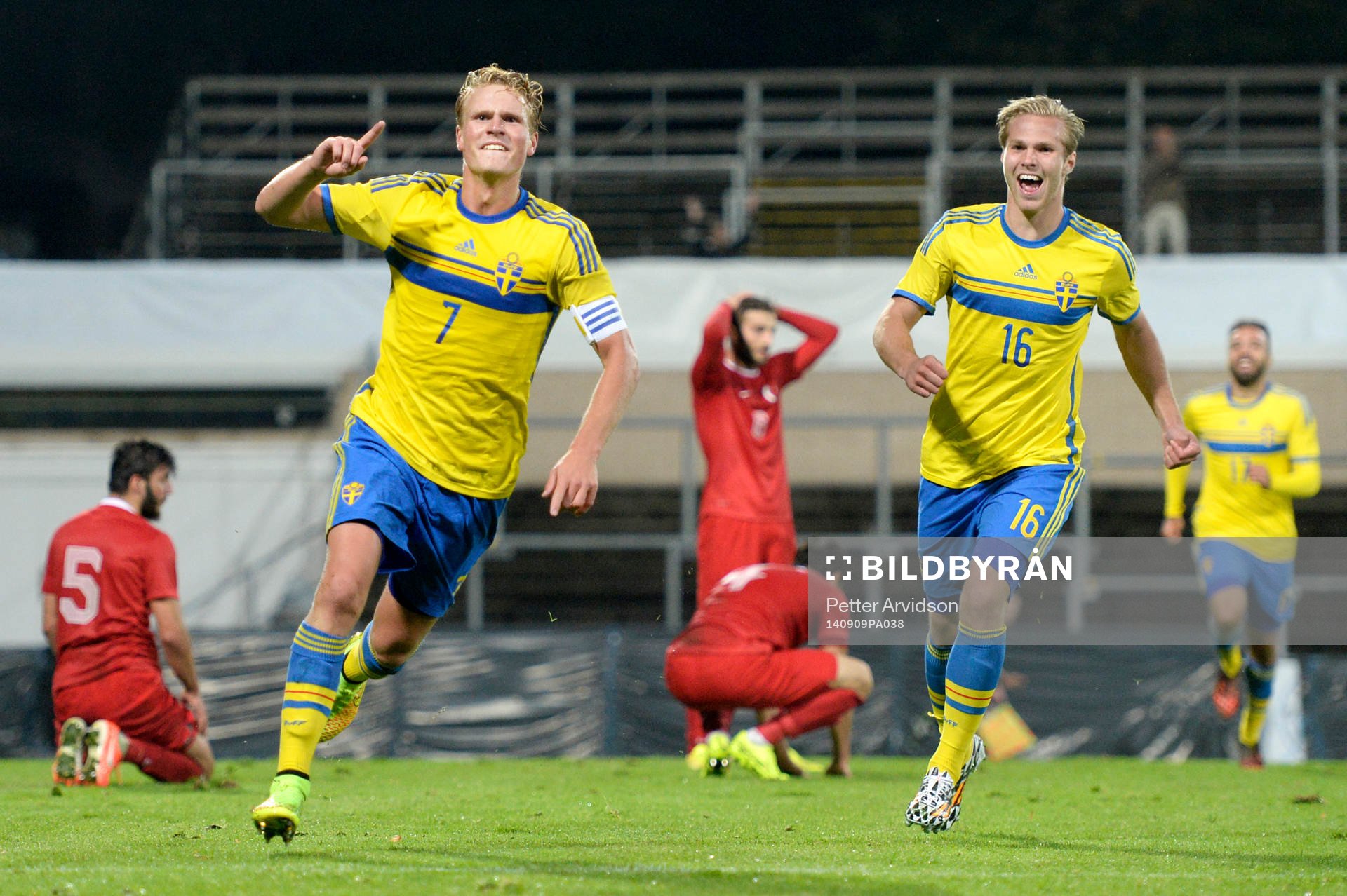 Sveriges Oscar Hiljemark jublar med Gustav Engvall