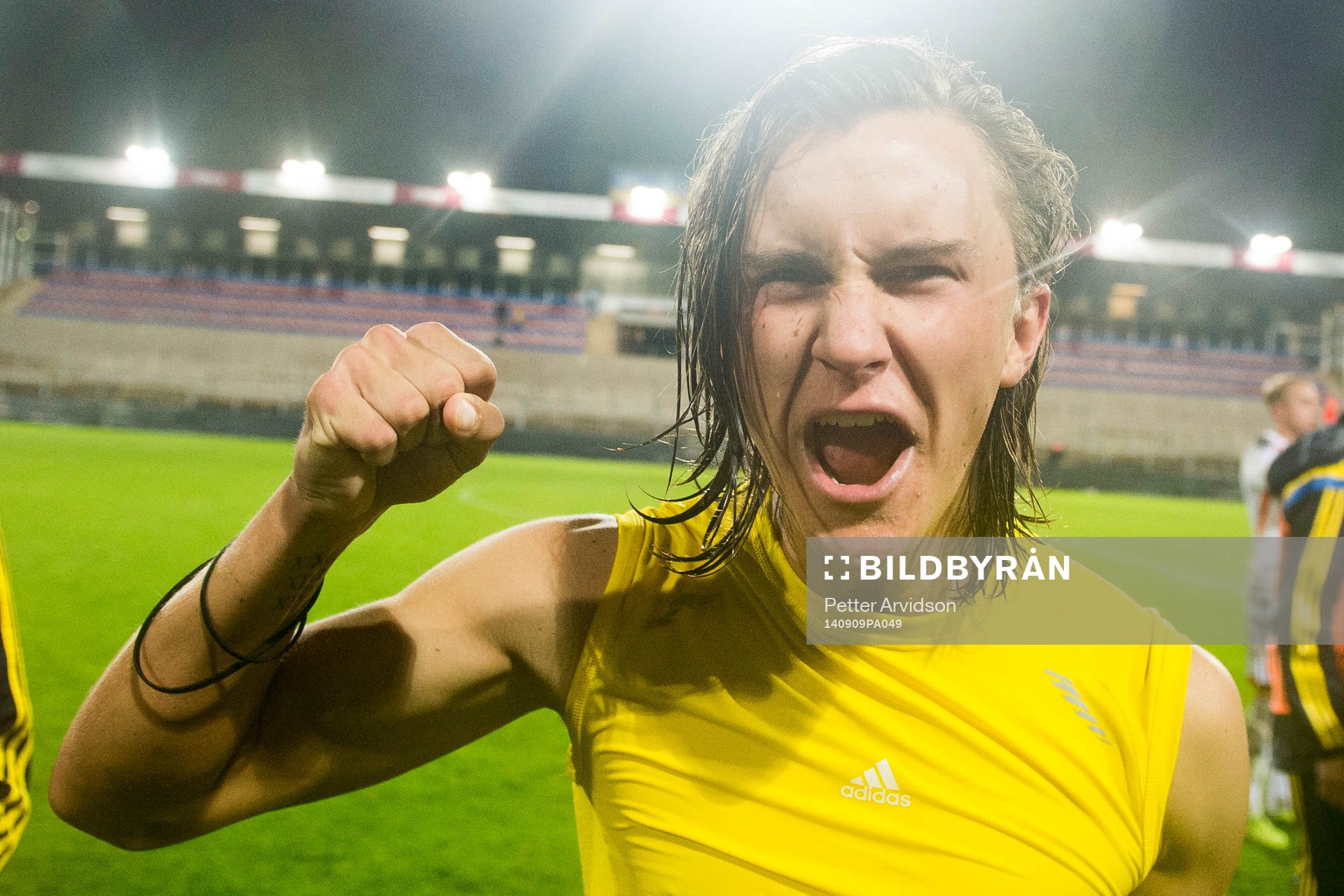 Sveriges Kristoffer Olsson som gjorde hattrick jublar
