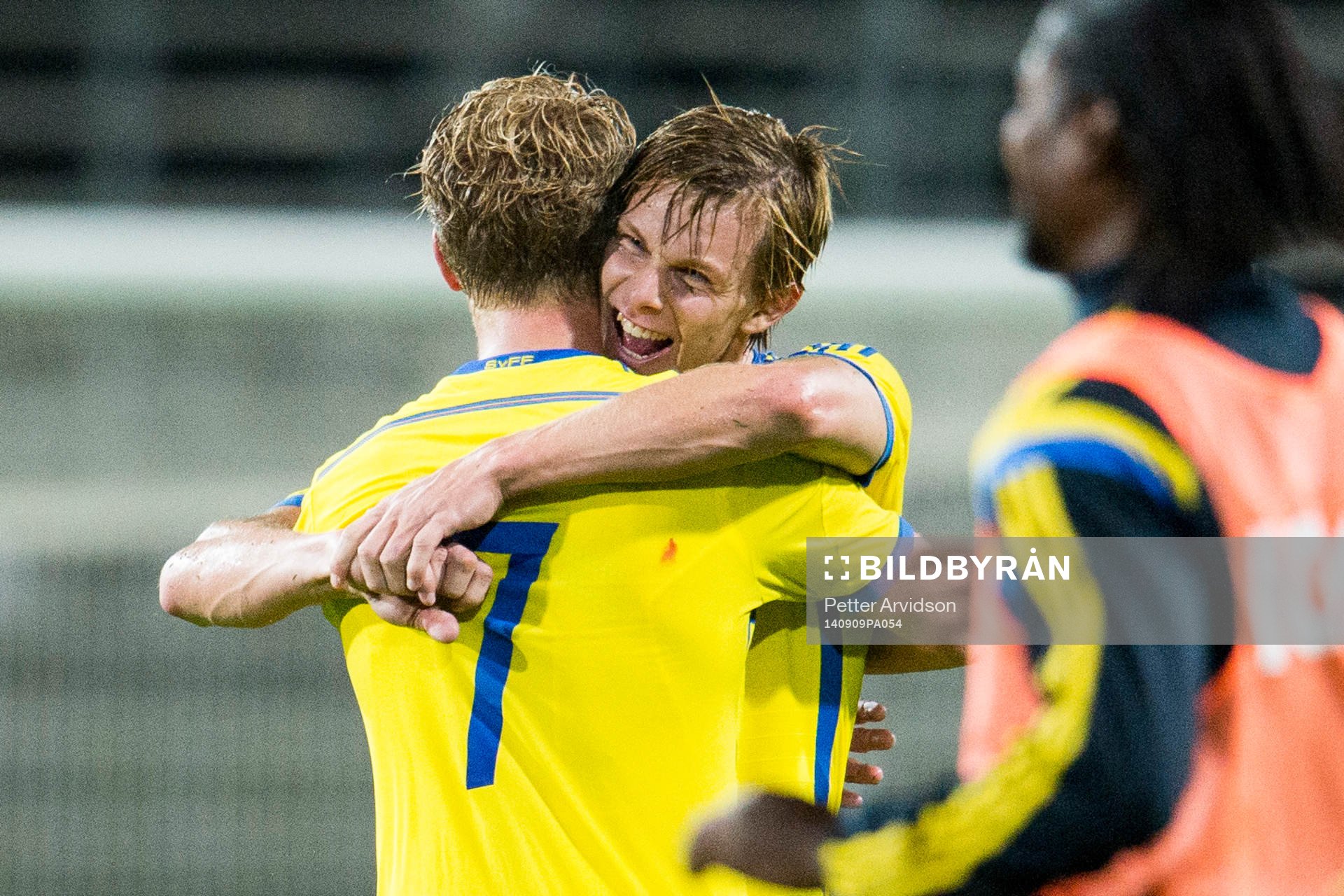 Sveriges Oscar Hiljemark jublar med Emil Krafth