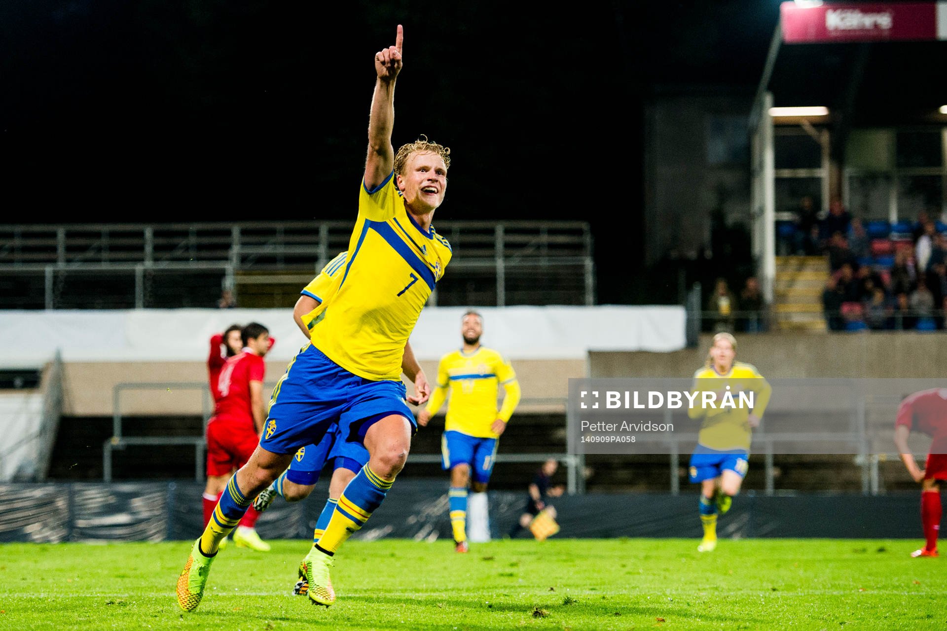 Sveriges Oscar Hiljemark jublar
