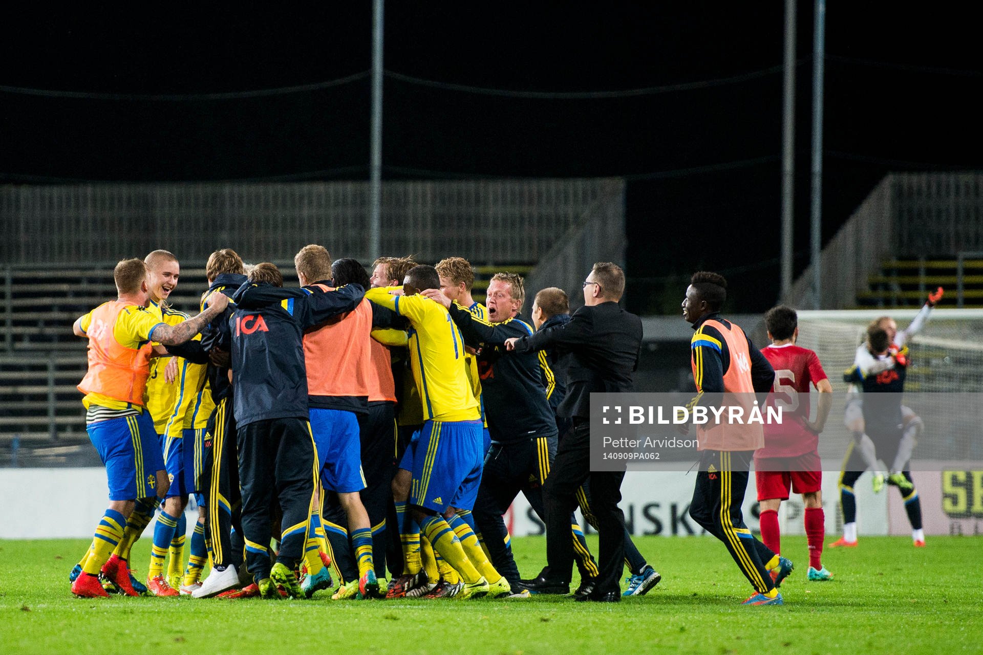 Sveriges spelare och ledare jublar