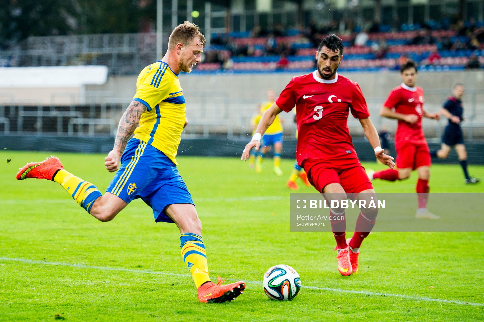 Sveriges John Guidetti och Turkiets Ugur Ciftci under fotbollsmatchen i kvalet till EM för U21 mellan Sverige och Turkiet den 9 september 2014 i Halmstad.