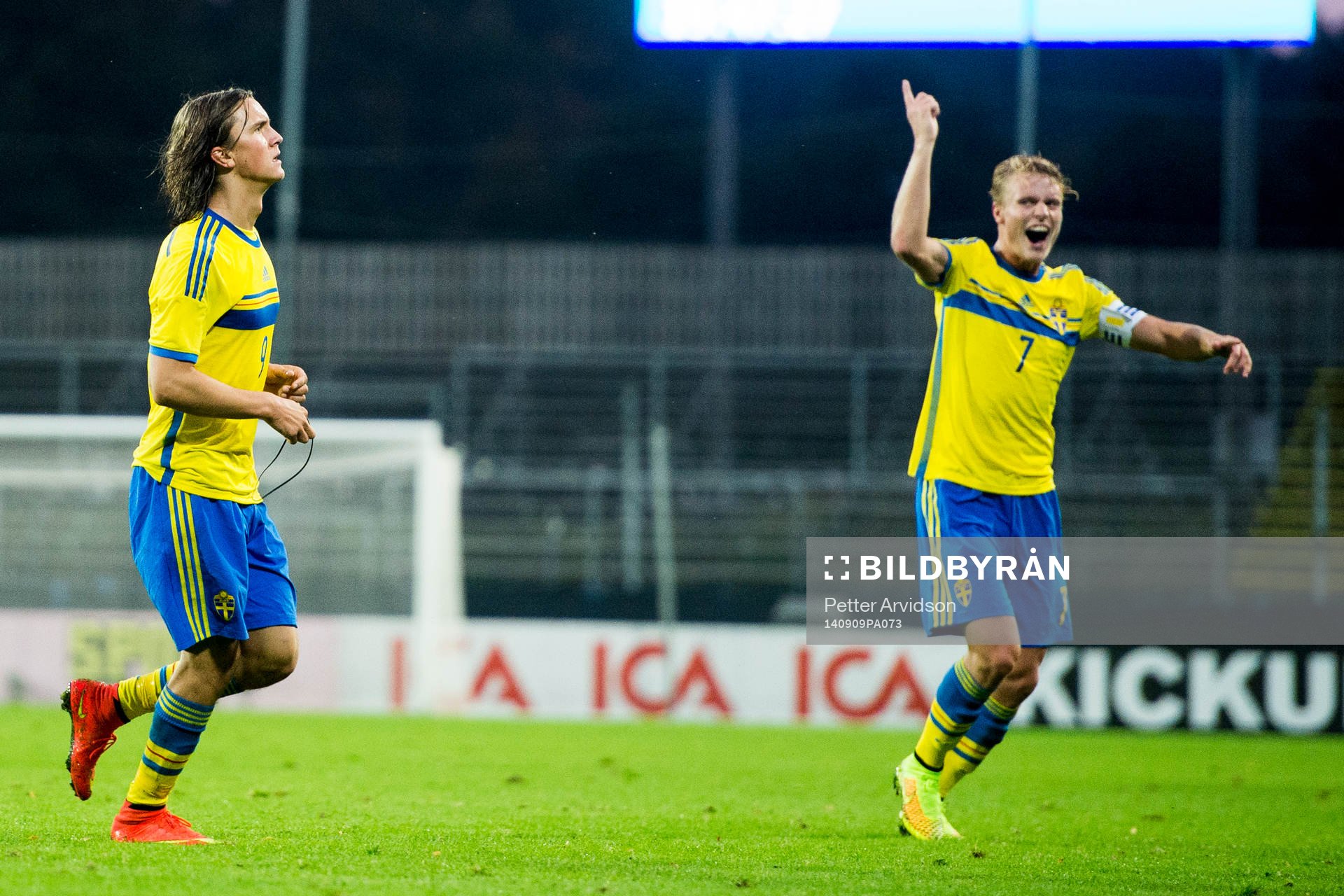 Sveriges två målskyttar under matchen Kristoffer Olsson (tv) och Oscar Hiljemark (th) jublar efter 2-1 genom Kristoffer Olsson under fotbollsmatchen i kvalet till EM för U21 mellan Sverige och Turkiet den 9 september 2014 i Halmstad.