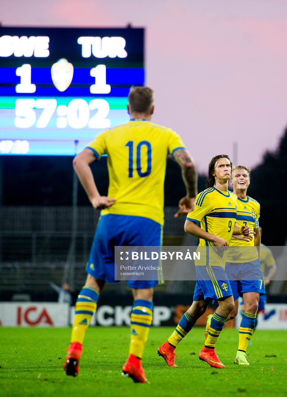Sveriges Kristoffer Olsson (m) jublar