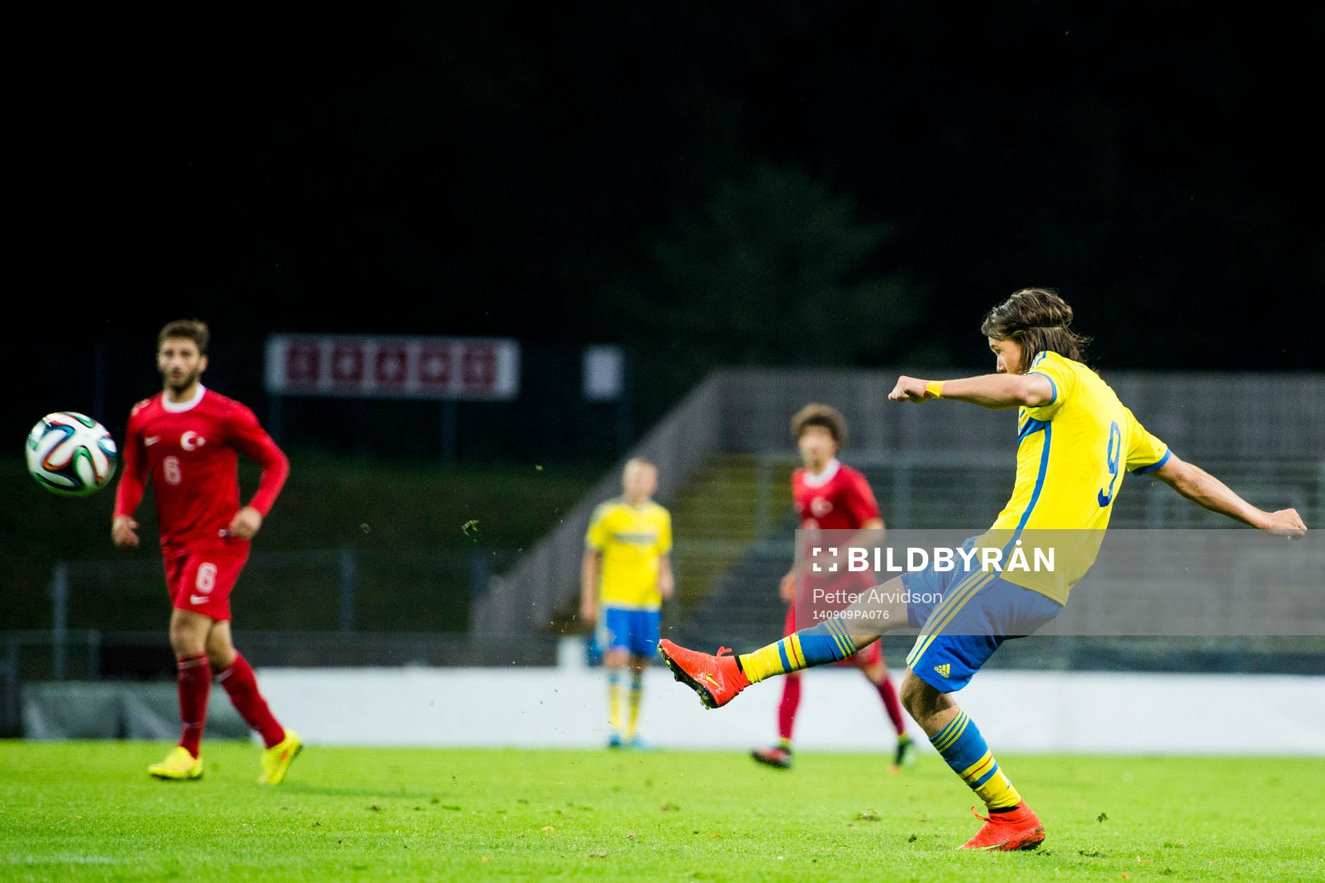 Sveriges Kristoffer Olsson skjuter in 2-1 under fotbollsmatchen i kvalet till EM för U21 mellan Sverige och Turkiet den 9 september 2014 i Halmstad.