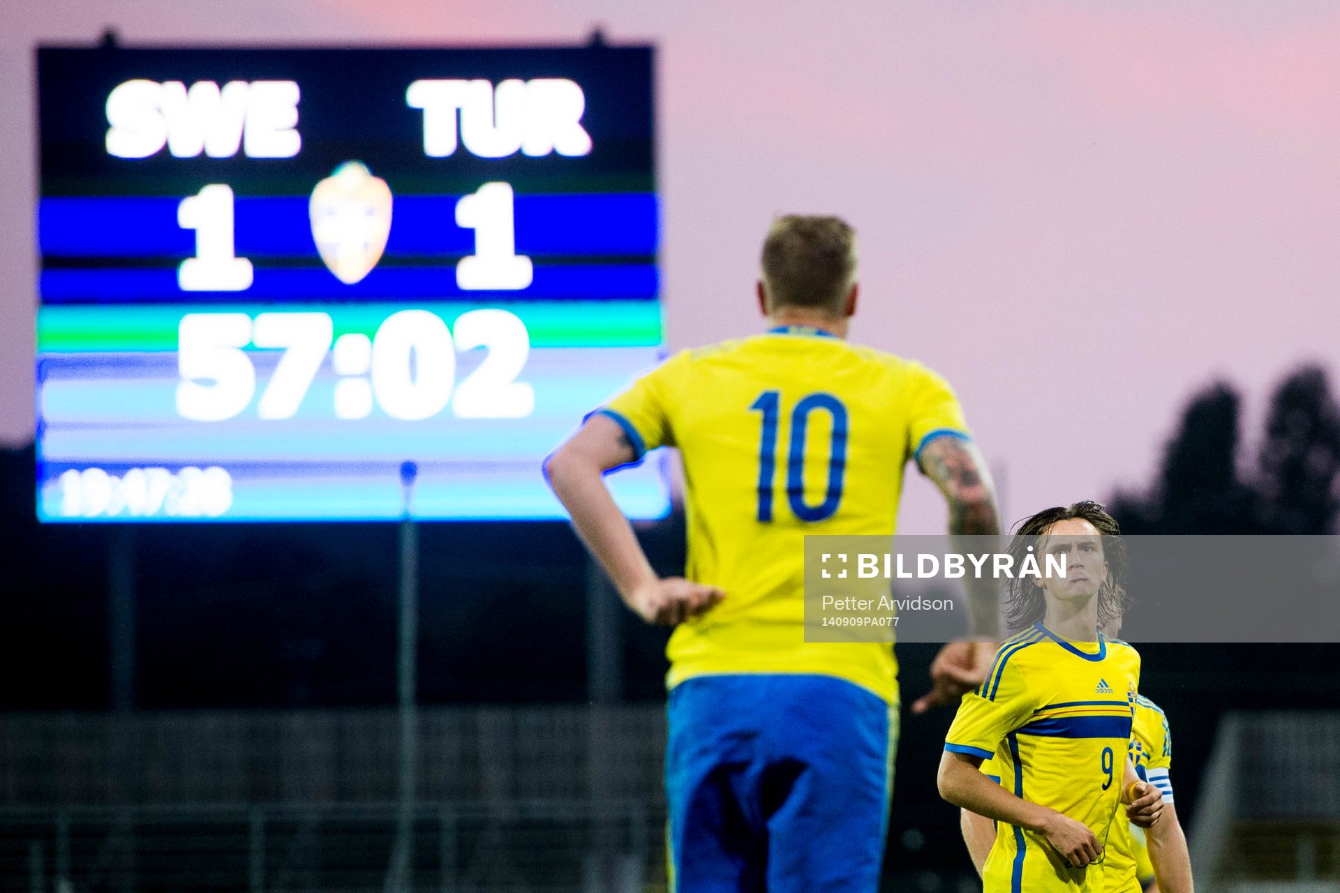 Sveriges Kristoffer Olsson (m) jublar