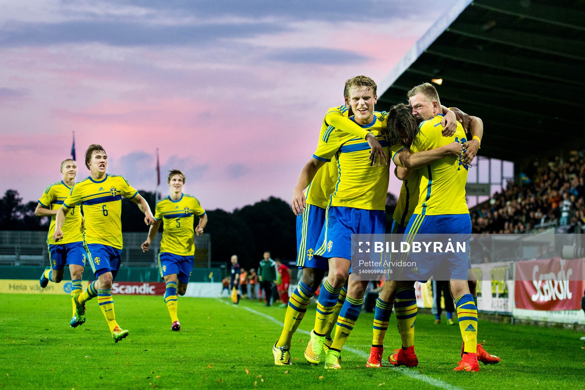 Sveriges John Guidetti (th) och Oscar Hiljemark (m) kramar