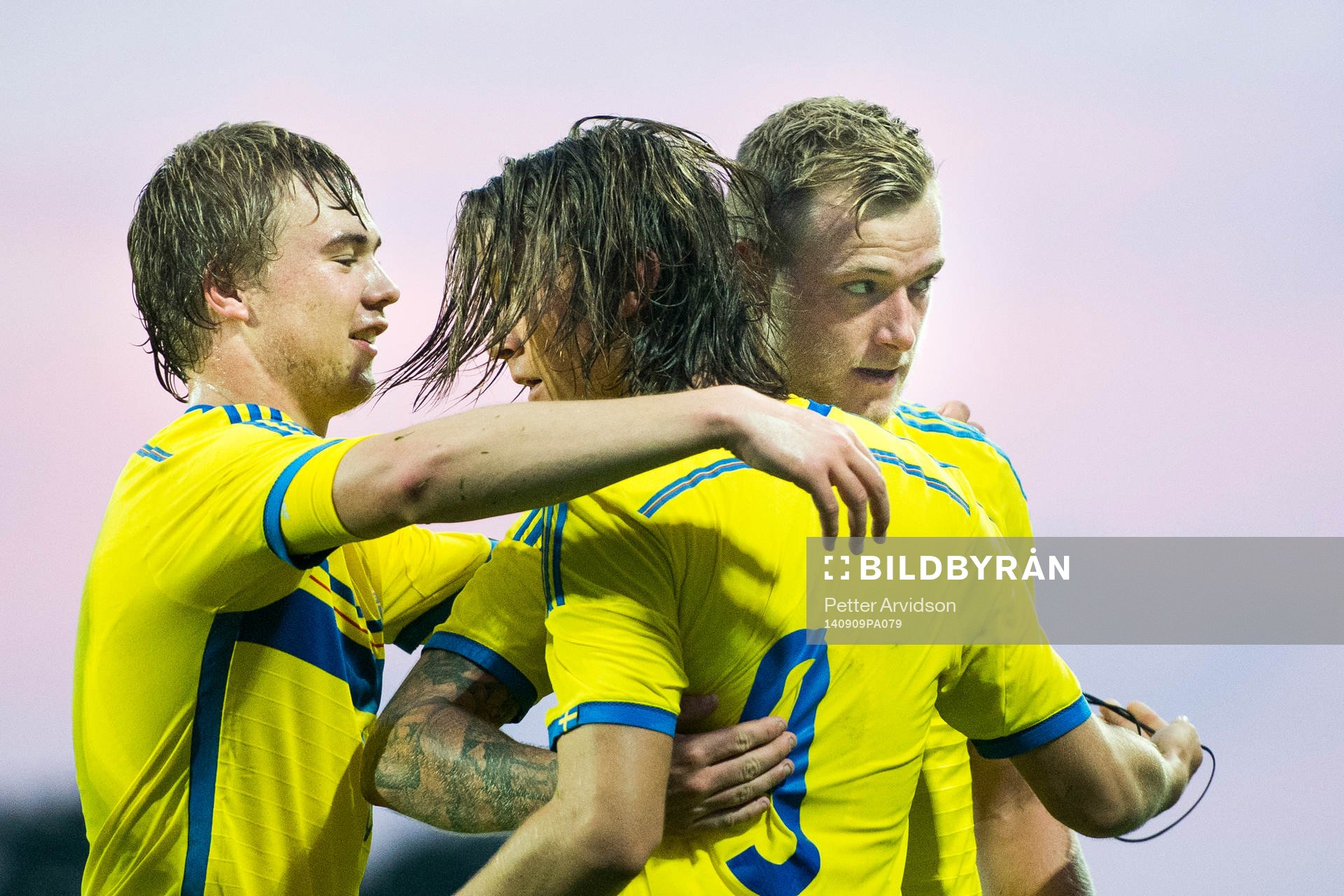 Sveriges Kristoffer Olsson (m) kramas om av Simon Tibbling