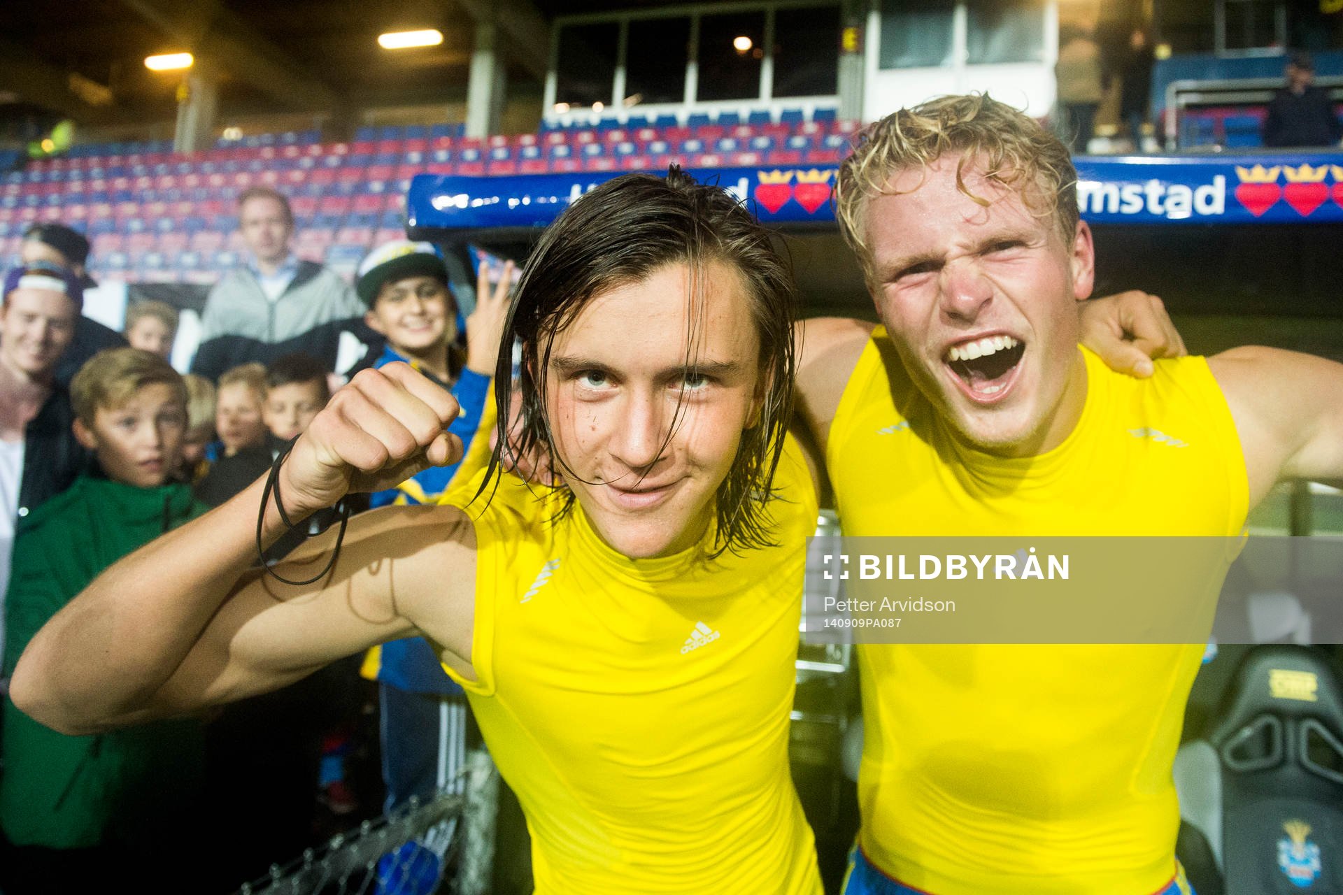 Sveriges Kristoffer Olsson (tv) som gjorde hattrick och