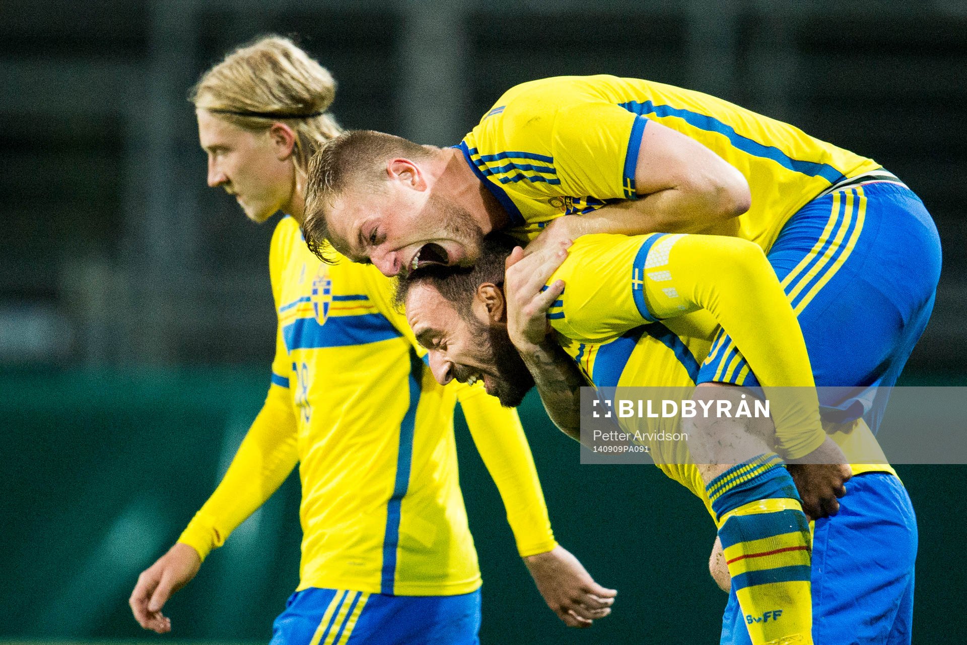 Sveriges John Guidetti och Abdul Khalili jublar