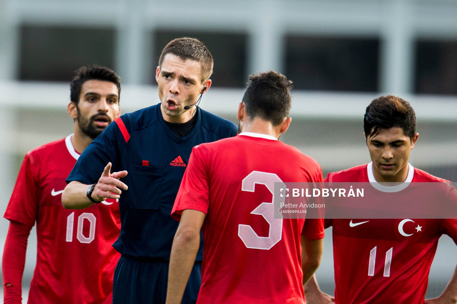 Domare Kevin John Clancy pratar med Turkiets Ugur Ciftci