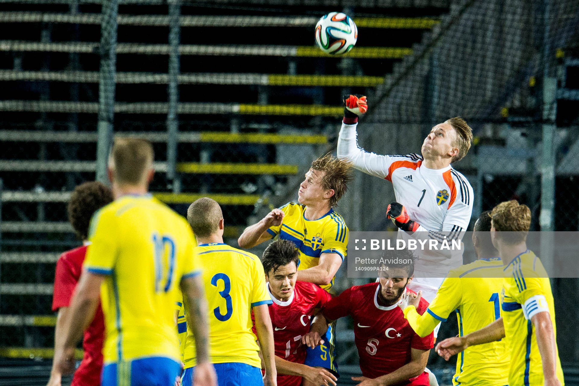 Sveriges målvakt Patrik Carlgren boxar bollen framför Emil Krafth och Turkiets Enes Unal och Hakan Cinemre under fotbollsmatchen i kvalet till EM för U21 mellan Sverige och Turkiet den 9 september 2014 i Halmstad.