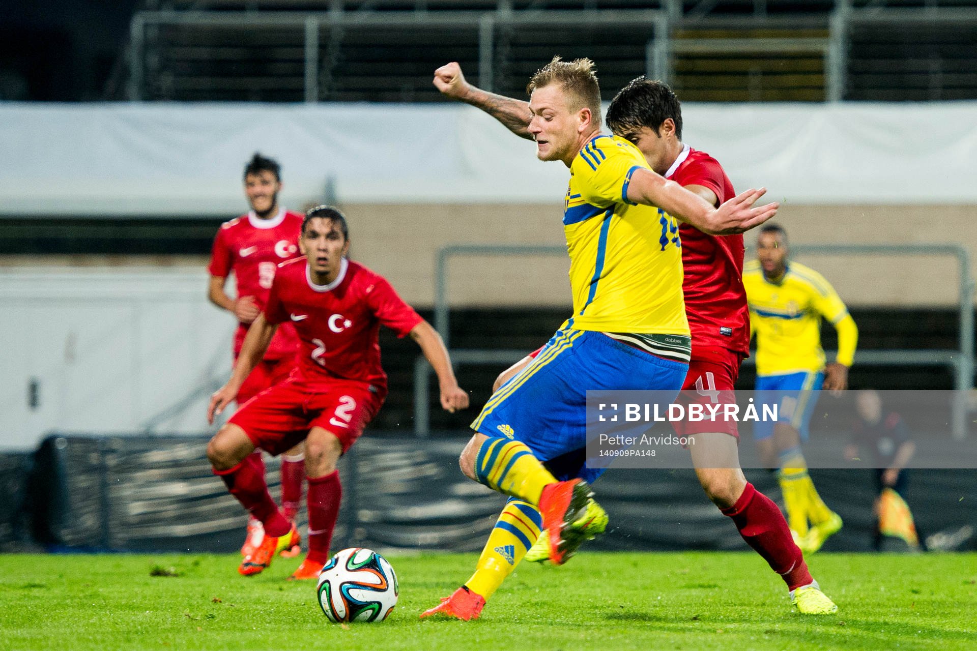 Sveriges John Guidetti laddar skott
