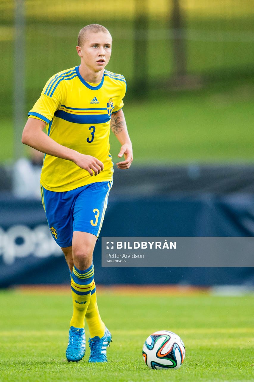 Sveriges Sebastian Holmén under fotbollsmatchen i kvalet till EM för U21 mellan Sverige och Turkiet den 9 september 2014 i Halmstad.
