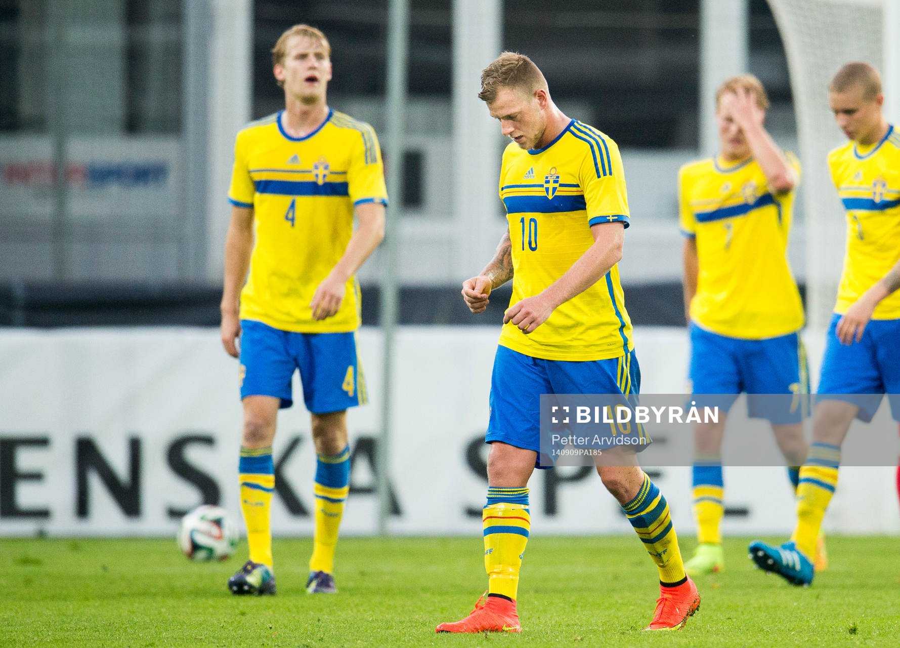 Sveriges John Guidetti (m) och Filip Helander (tv) deppar