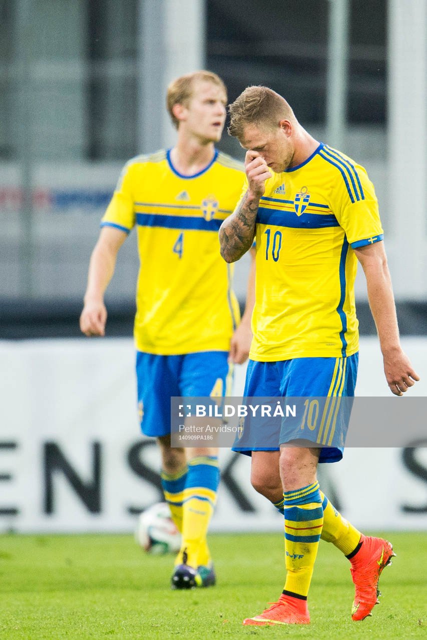 Sveriges John Guidetti (m) och Filip Helander (tv) deppar