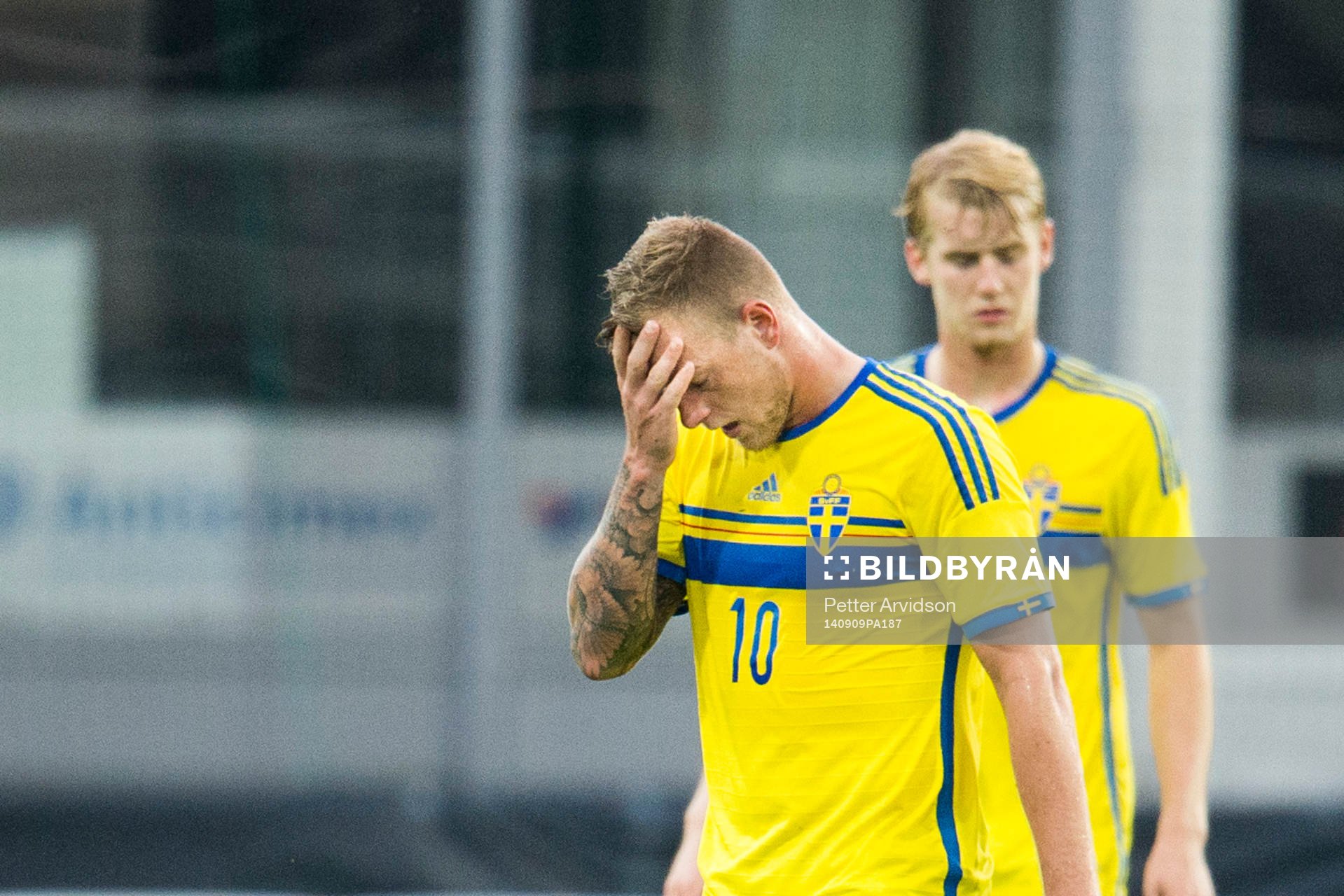 Sveriges John Guidetti (tv) och Filip Helander (th) deppar