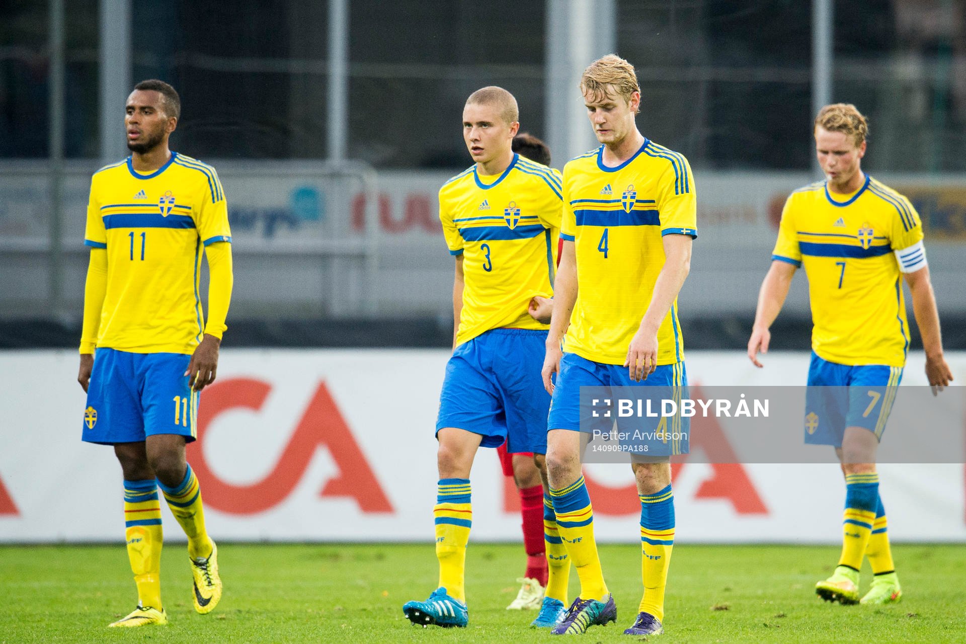 Sveriges Isaac Kiese Thelin (tv) Sebastian Holmén (m)