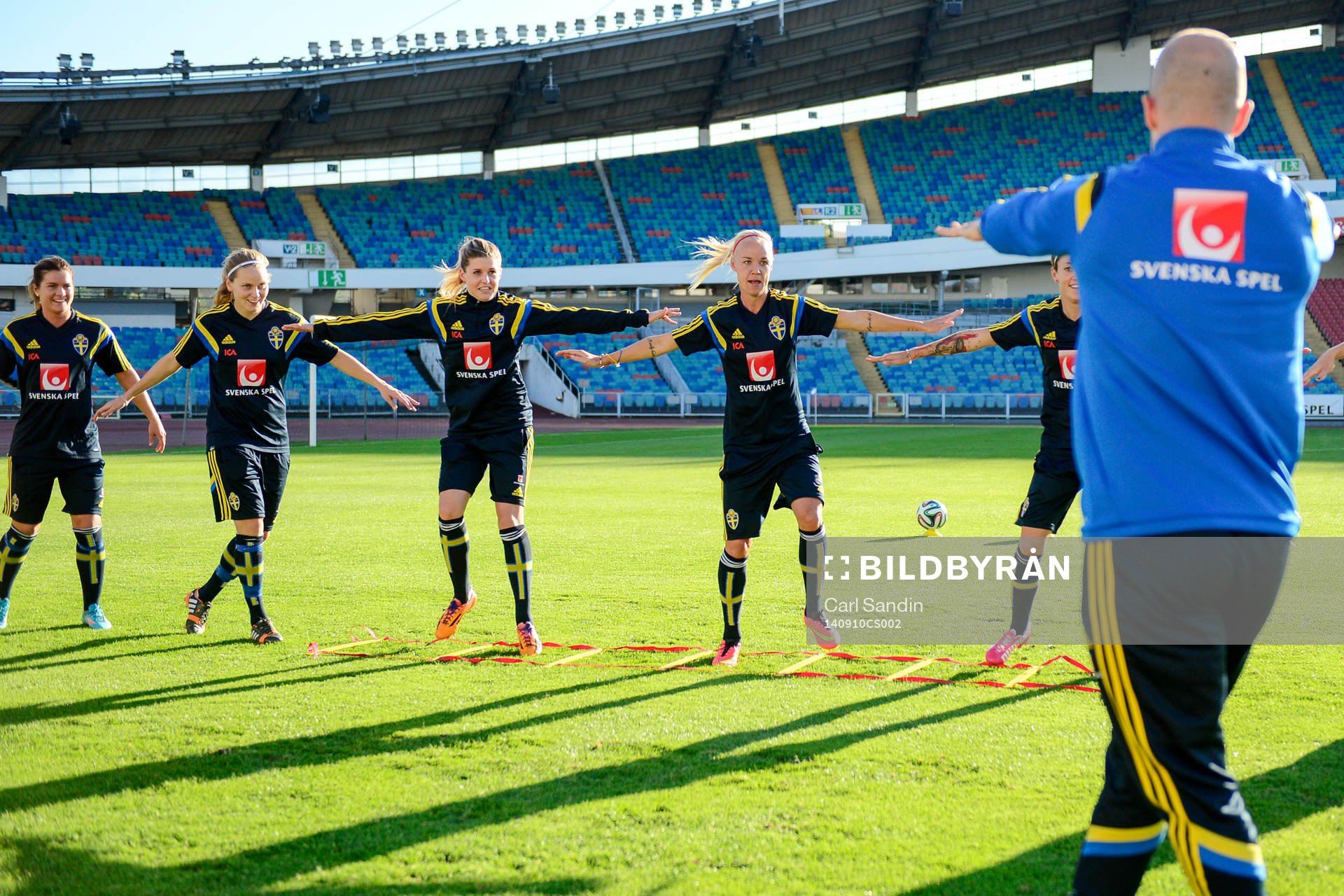 Matti Demegård, assisterande förbundskapten hjälper till