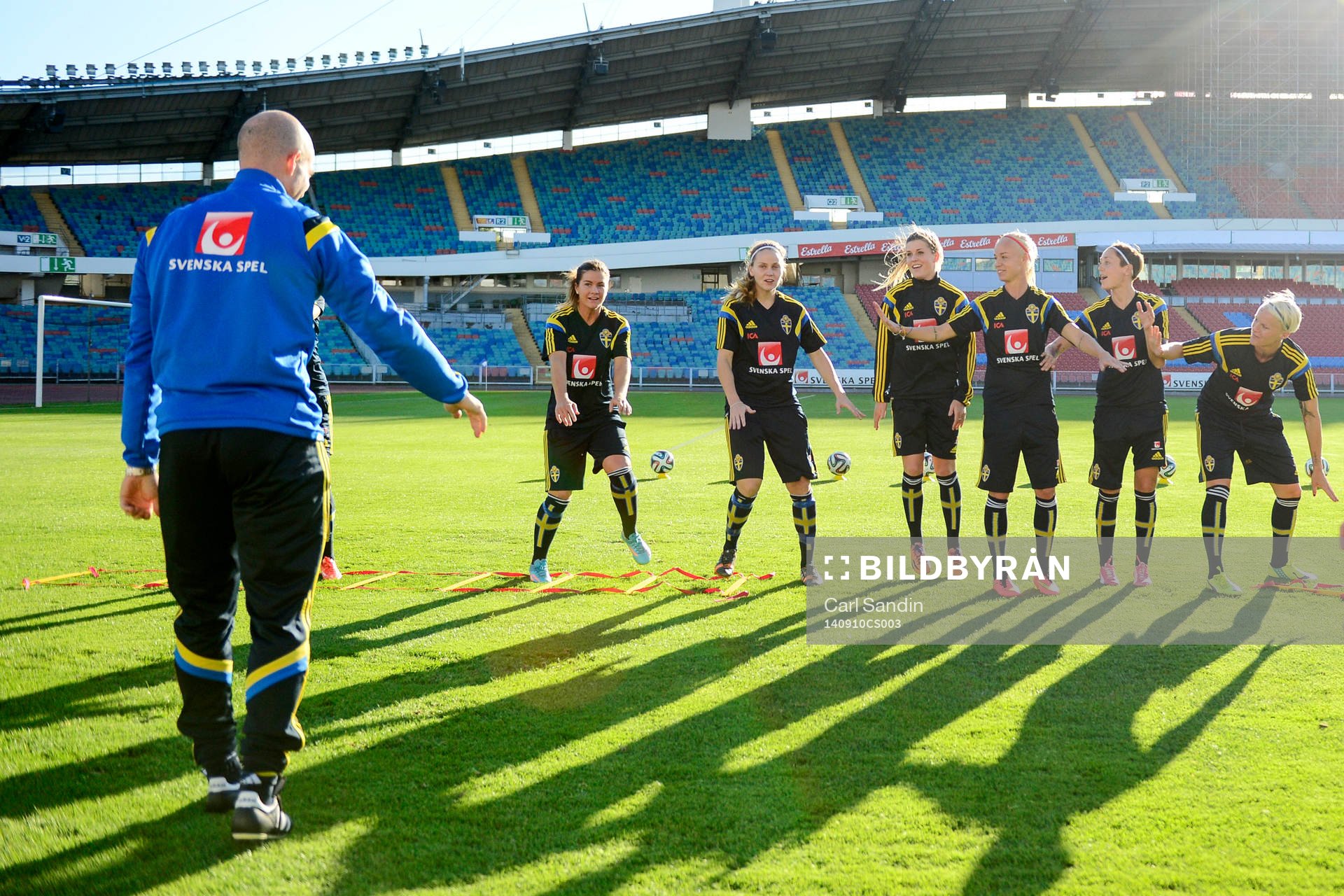 Matti Demegård, assisterande förbundskapten hjälper till