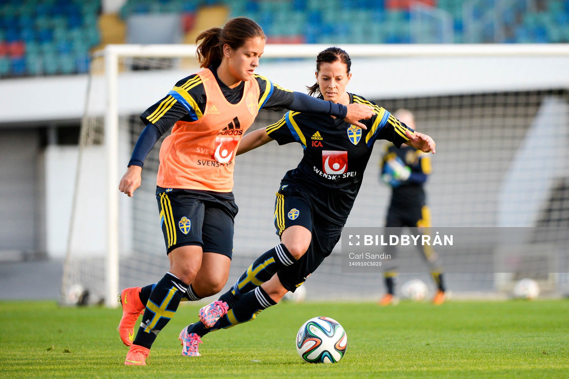 Marija Banusic och Lotta Schelin under en träning med damlandslaget den 10 september 2014 i Göteborg.