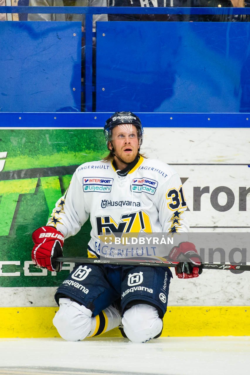 s Mattias Tedenby står på knä