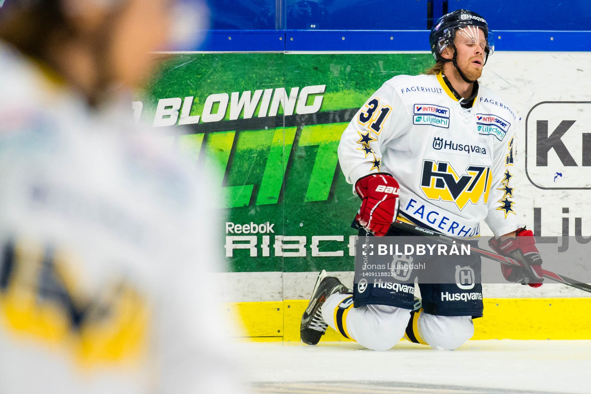 s Mattias Tedenby står på knä