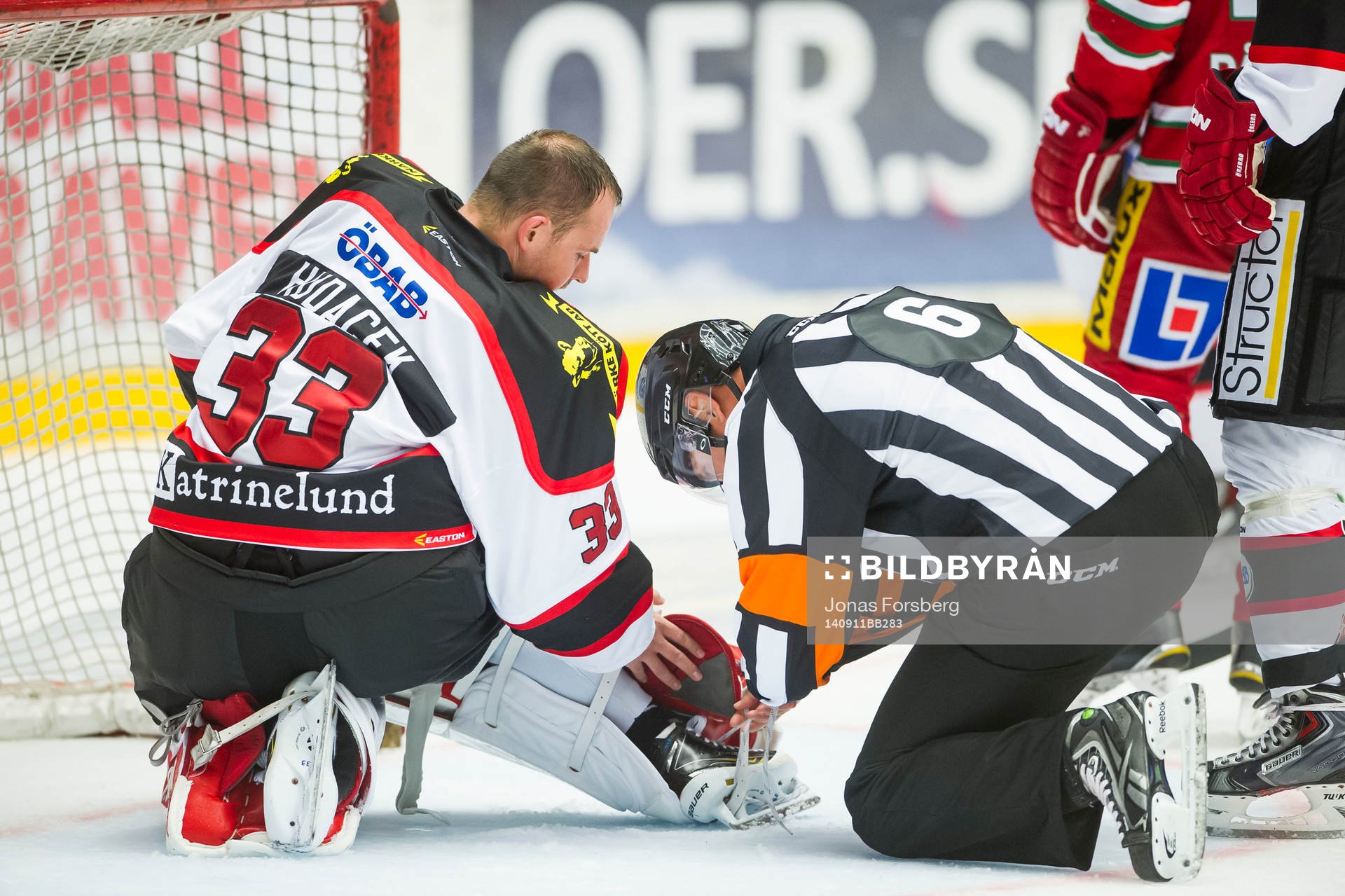 Domaren hjälper Örebro målvakt Julius Hudacek med remarna
