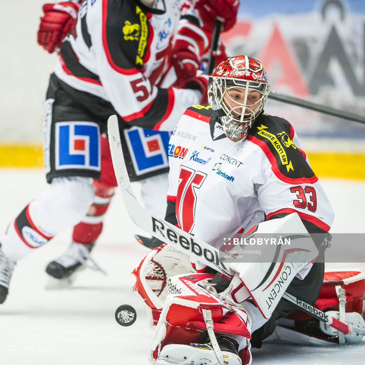 Örebros målvakt Julius Hudacek räddar