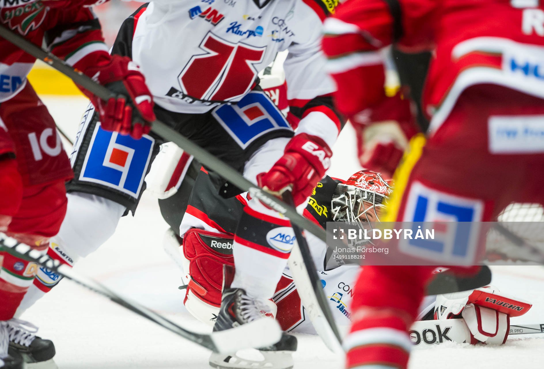 Örebros målvakt Julius Hudacek räddar