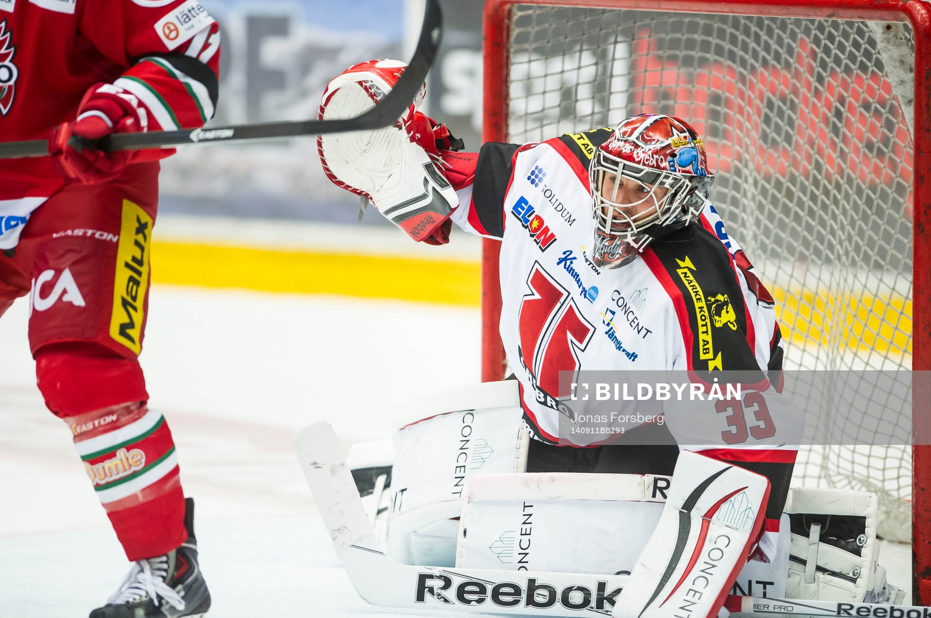 Örebros målvakt Julius Hudacek räddar