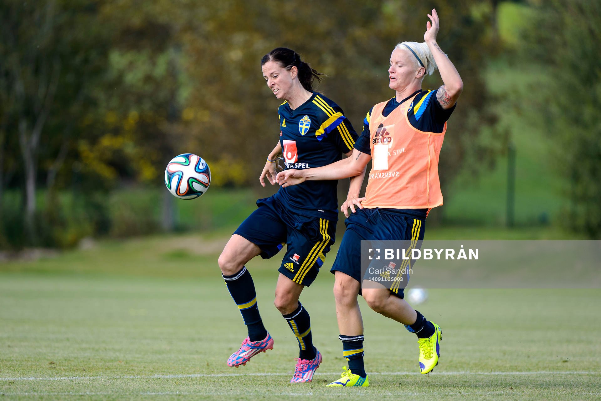 Lotta Schelin och Nilla Fischer i närkamp