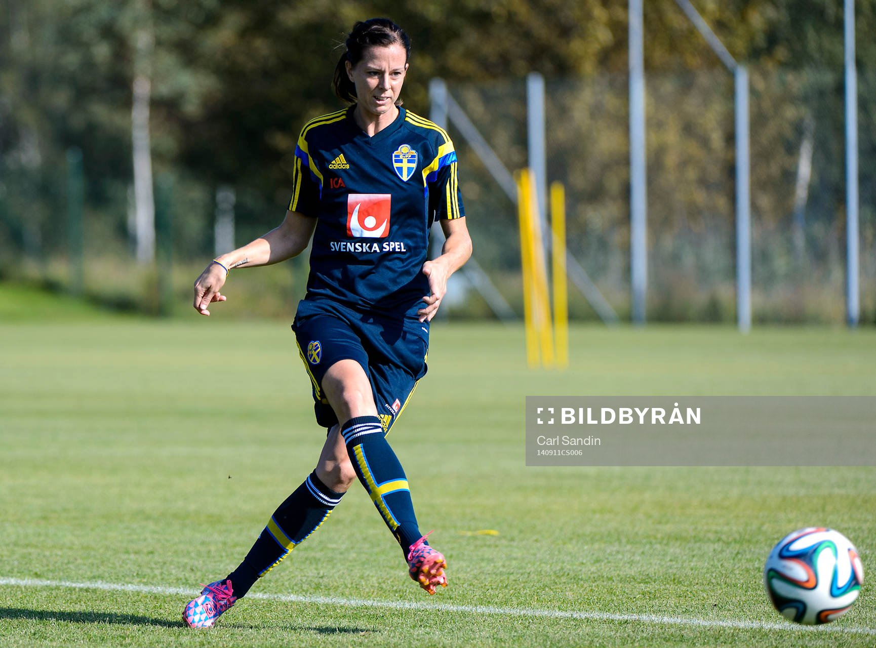 Lotta Schelin skjuter bollen under en träning med damlandslaget i fotboll den 11 september 2014 i Göteborg.