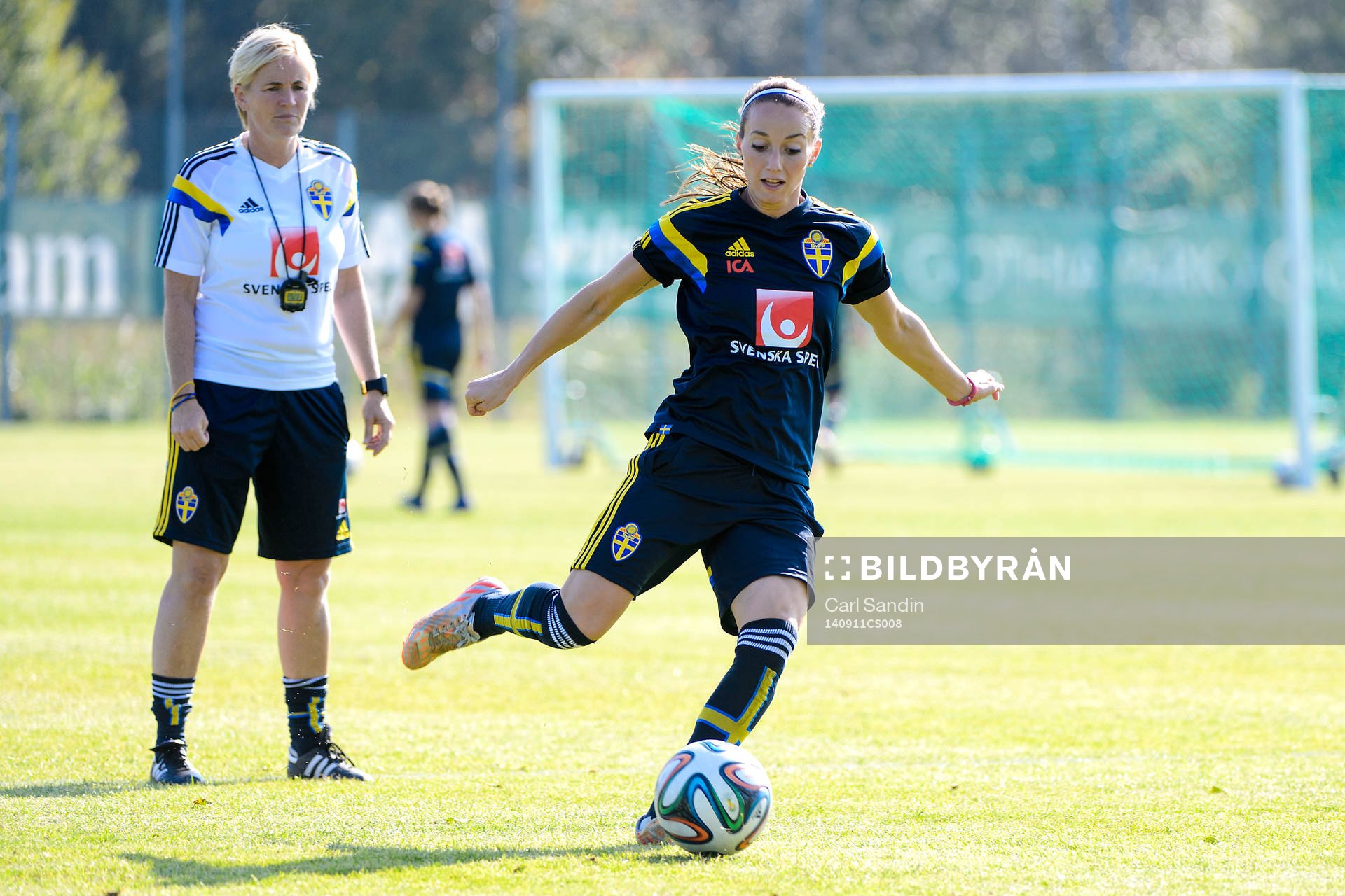 Kosovare Asllani skjuter