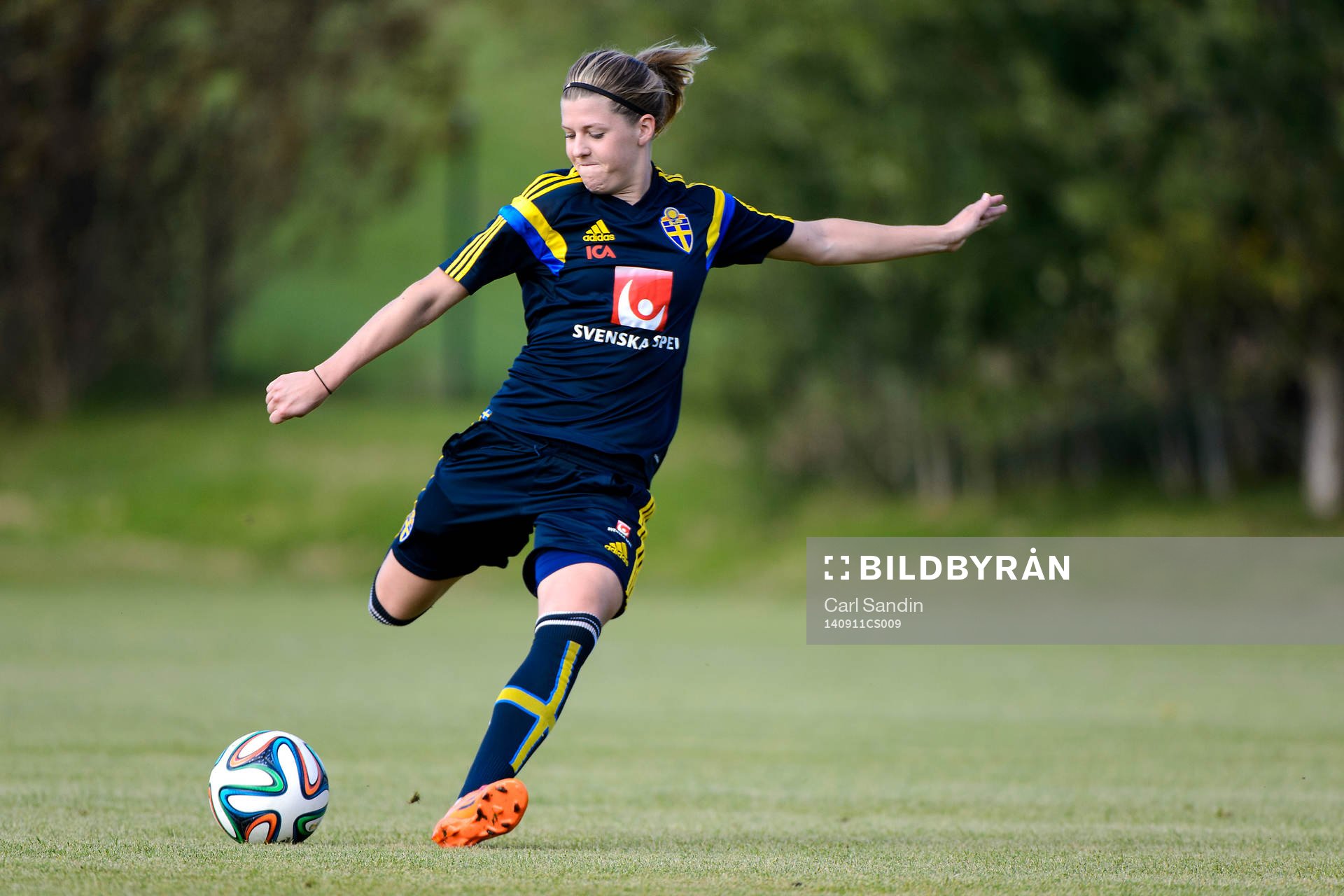 Olivia Schough skjuter bollen