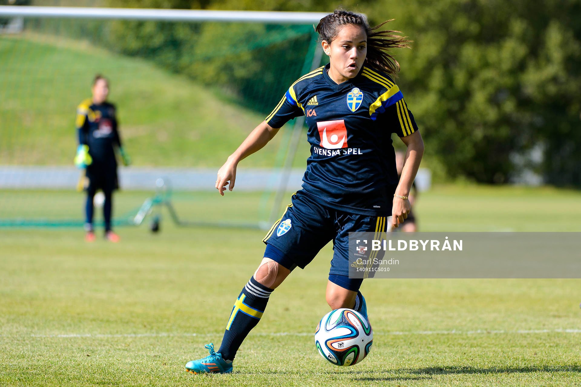 Malin Diaz med bollen under träning med damlandslaget i fotboll den 11 september 2014 i Göteborg.
