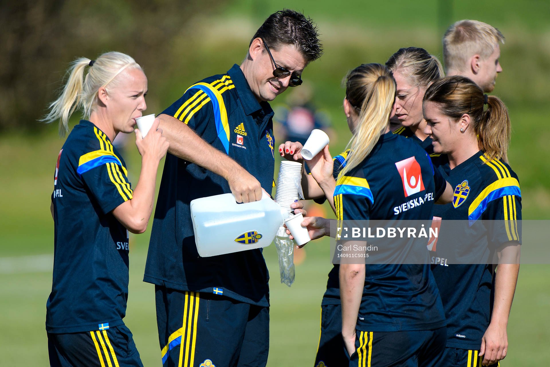 Caroline Seger dricker vatten som läkare Mats Börjesson