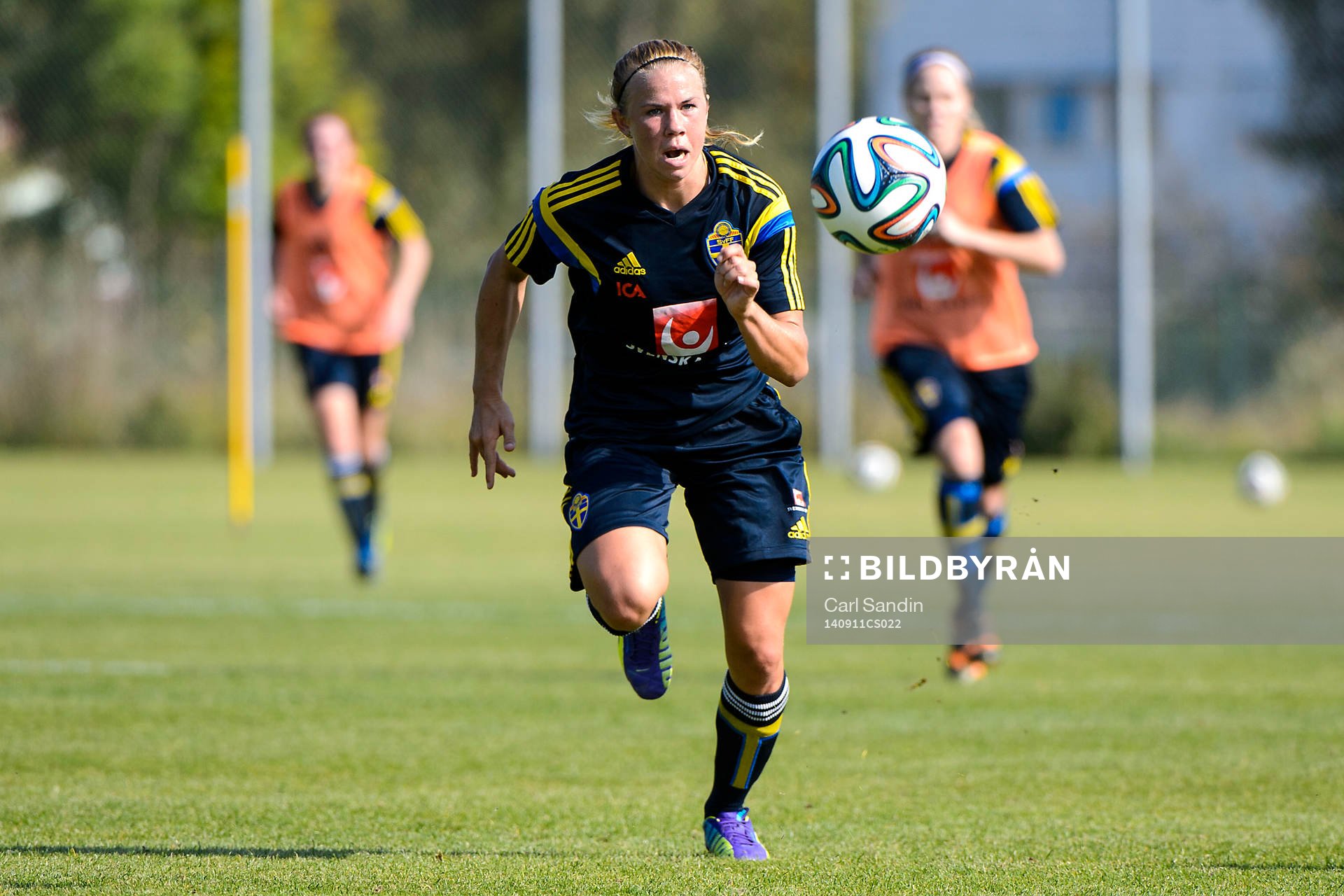 Jessica Samuelsson jagar bollen under en träning med damlandslaget i fotboll den 11 september 2014 i Göteborg.