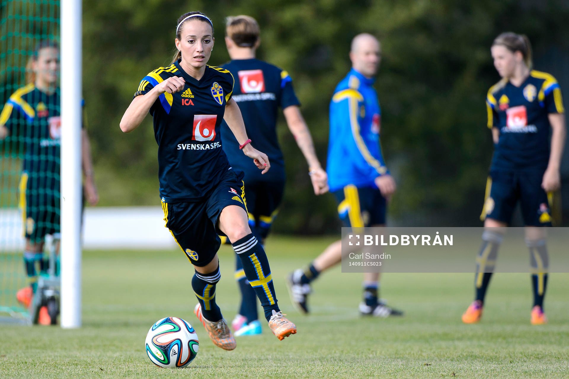 Kosovare Asllani med bollen
