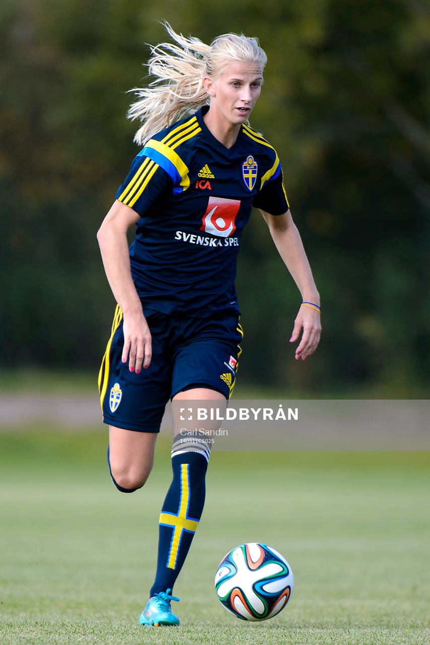 Sofia Jakobsosn med bollen