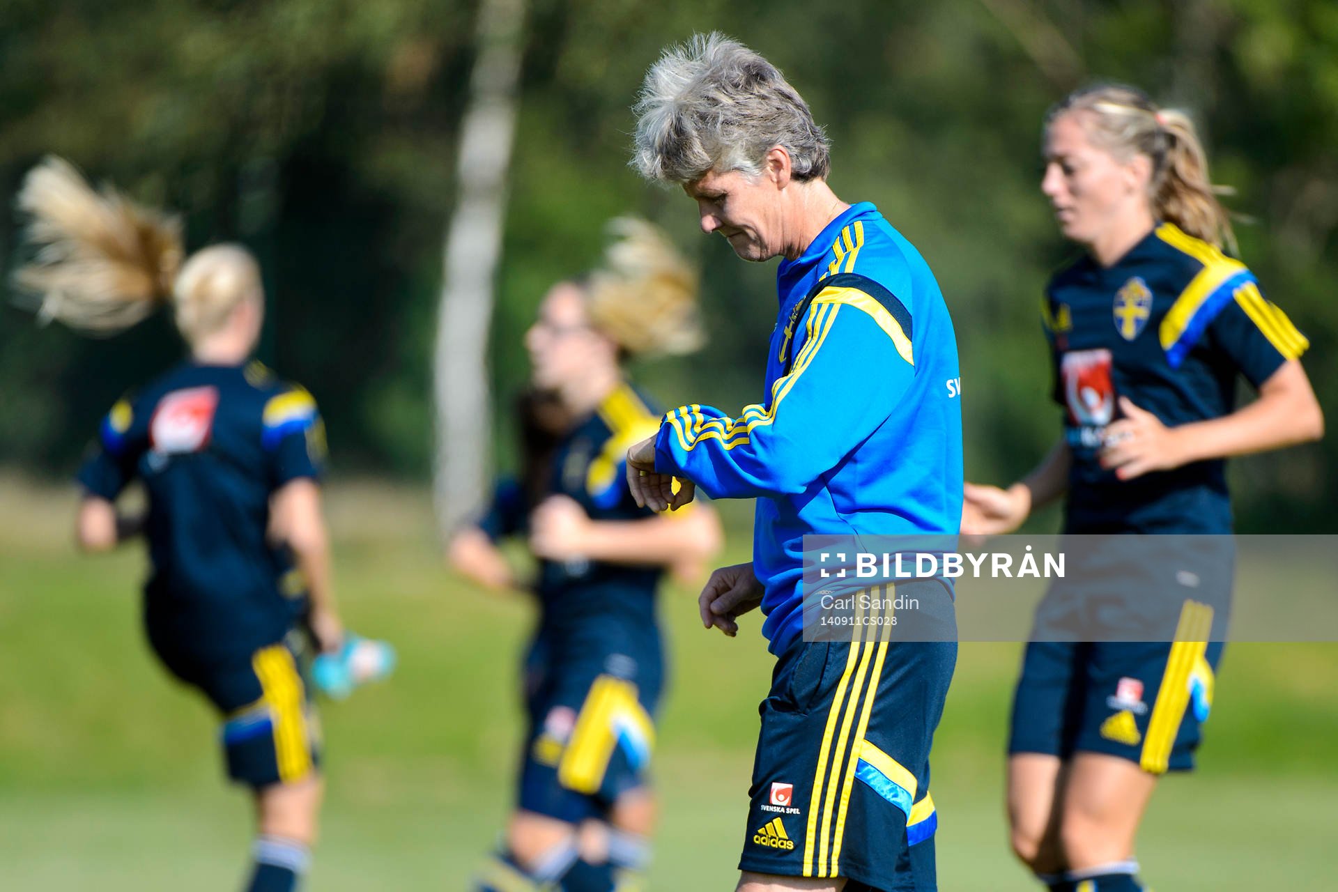 Förbundskapten Pia Sundhage tittar på sin klocka