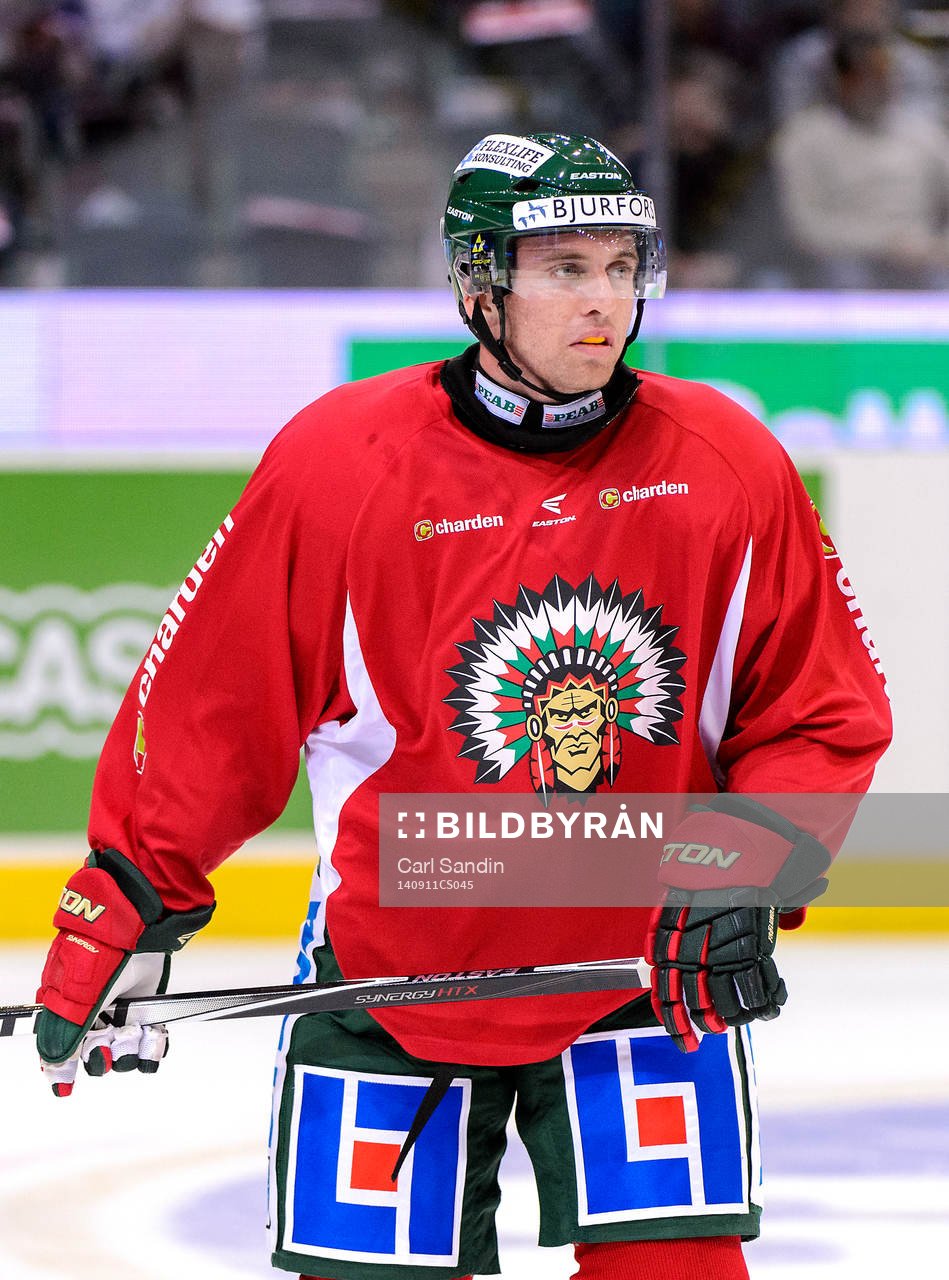 Frölundas Luke Moffat värmer upp innan hockeymatchen i